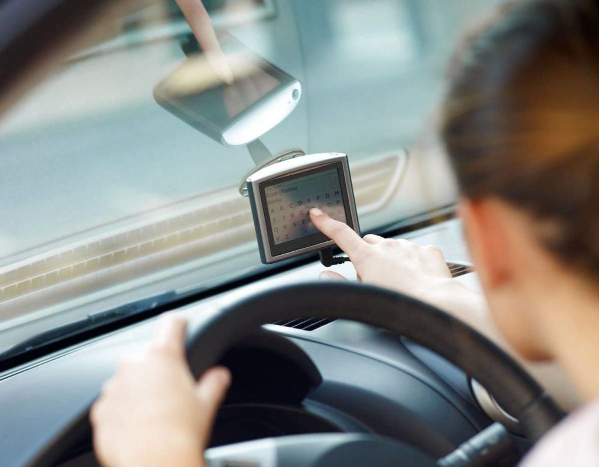 Hold ind til siden, hvis du skal taste noget ind på din GPS. Kilde: Rigspolitiet Foto: Scanpix