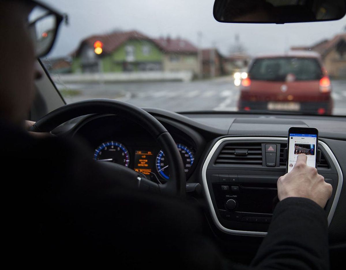 Drop telefonen og sociale medier, når du kører bil. Kilde: Rigspolitiet Foto: Scanpix