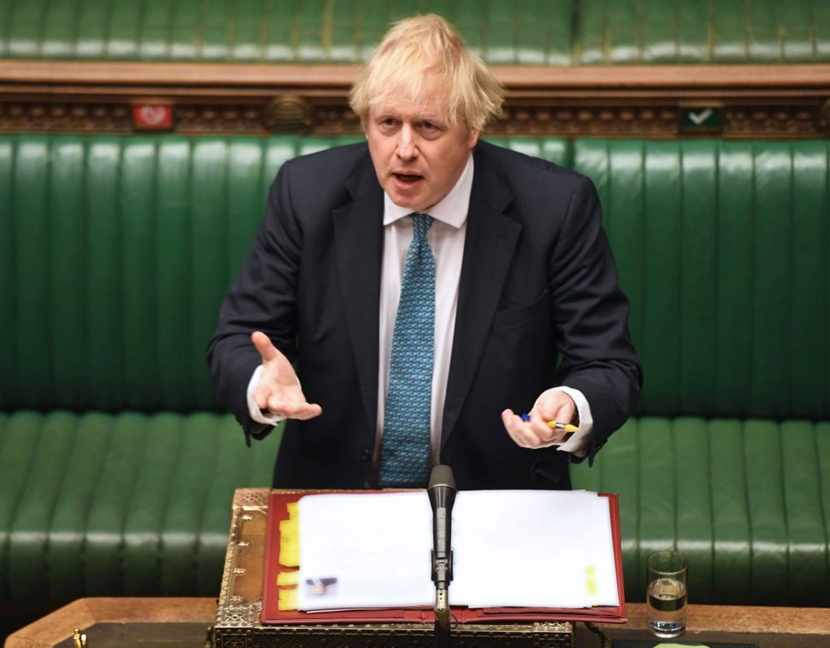 Premierminister Boris Johnson er under pres for at oplyse mere om meget høje coronadødsfald på britiske plejehjem. “Jeg vil ikke forsøge at foregive, at tallene, når de bliver endeligt bekræftet, ikke er voldsomme og meget, meget skræmmende. Dette har været en frygtelig pandemi”, sagde han onsdag i parlamentet. – Foto: Jessica Taylor/Ritzau Scanpix