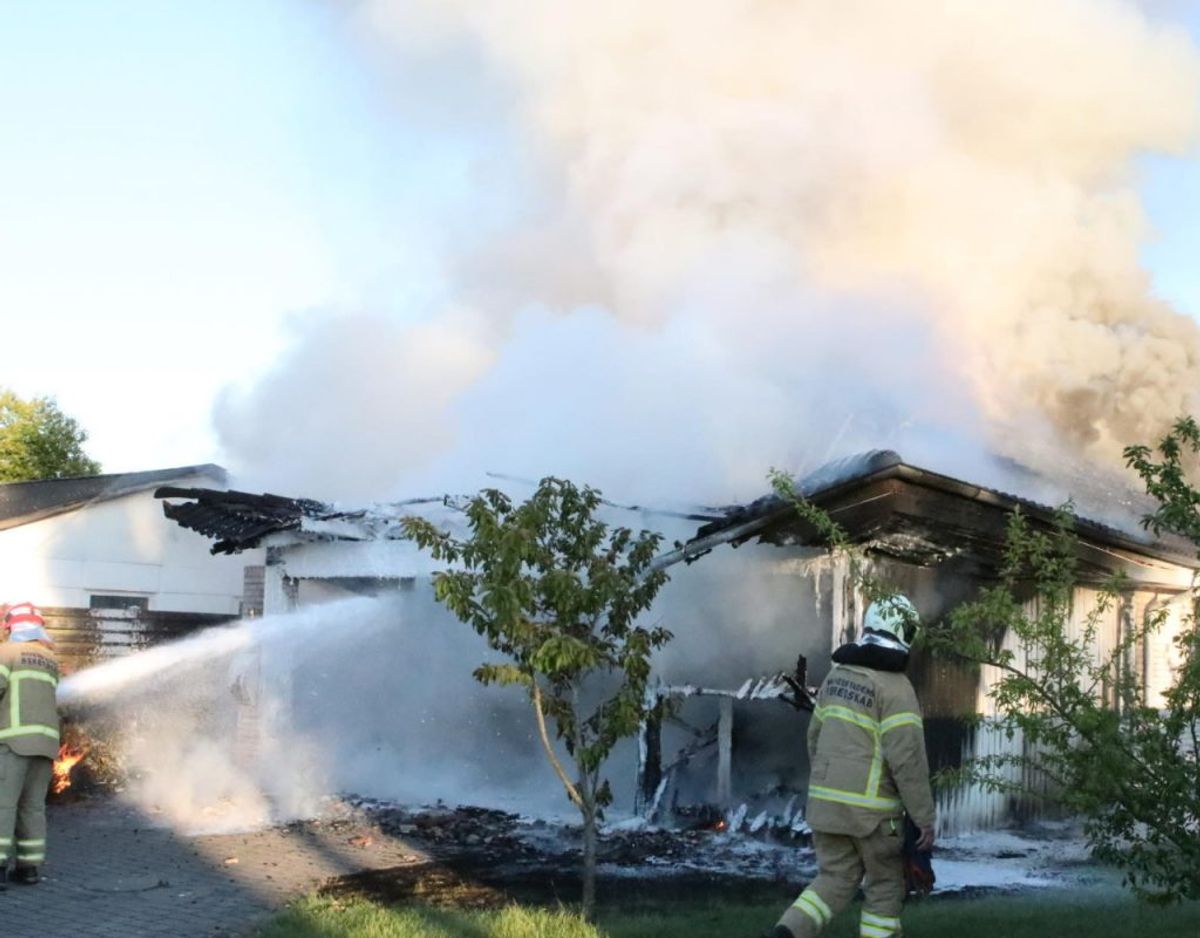 Husets beboere var ude, før brandvæsnet kom til stedet. Foto: Presse-fotos.dk.