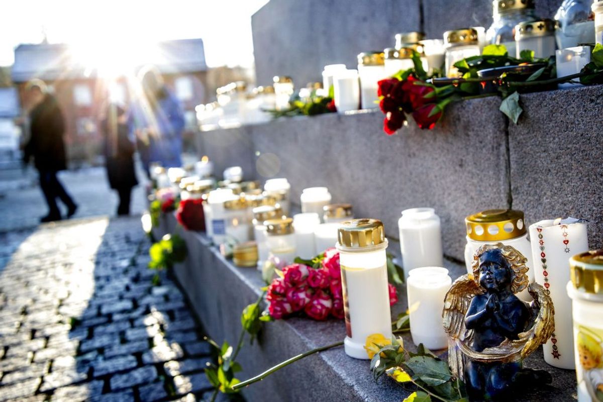 UDDEVALLA 20191130 Kungstorget i Uddevalla En minnesceremoni genomfördes på lördagsförmiddagen i Uddevalla för den 17-åriga flicka som efter två veckors sökande hittats död. Ceremonin arrangerades av organisationerna Fikk och Missing People, som båda deltagit i sökandet efter flickan. På Kungstorget i Uddevalla samlades människor och tände ljus. Även i Lysekil hölls en minnestund. Foto: Adam Ihse / TT / kod 9200. (Foto: 9200 Adam Ihse/TT/Ritzau Scanpix)