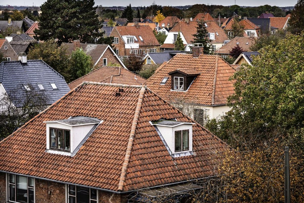 Du skal især være opmærksom på syd- og vestvendte facader, vinduer, fuger og træflader. De er nemlig typisk mest udsatte. Foto: Thomas Lekfeldt/Ritzau Scanpix