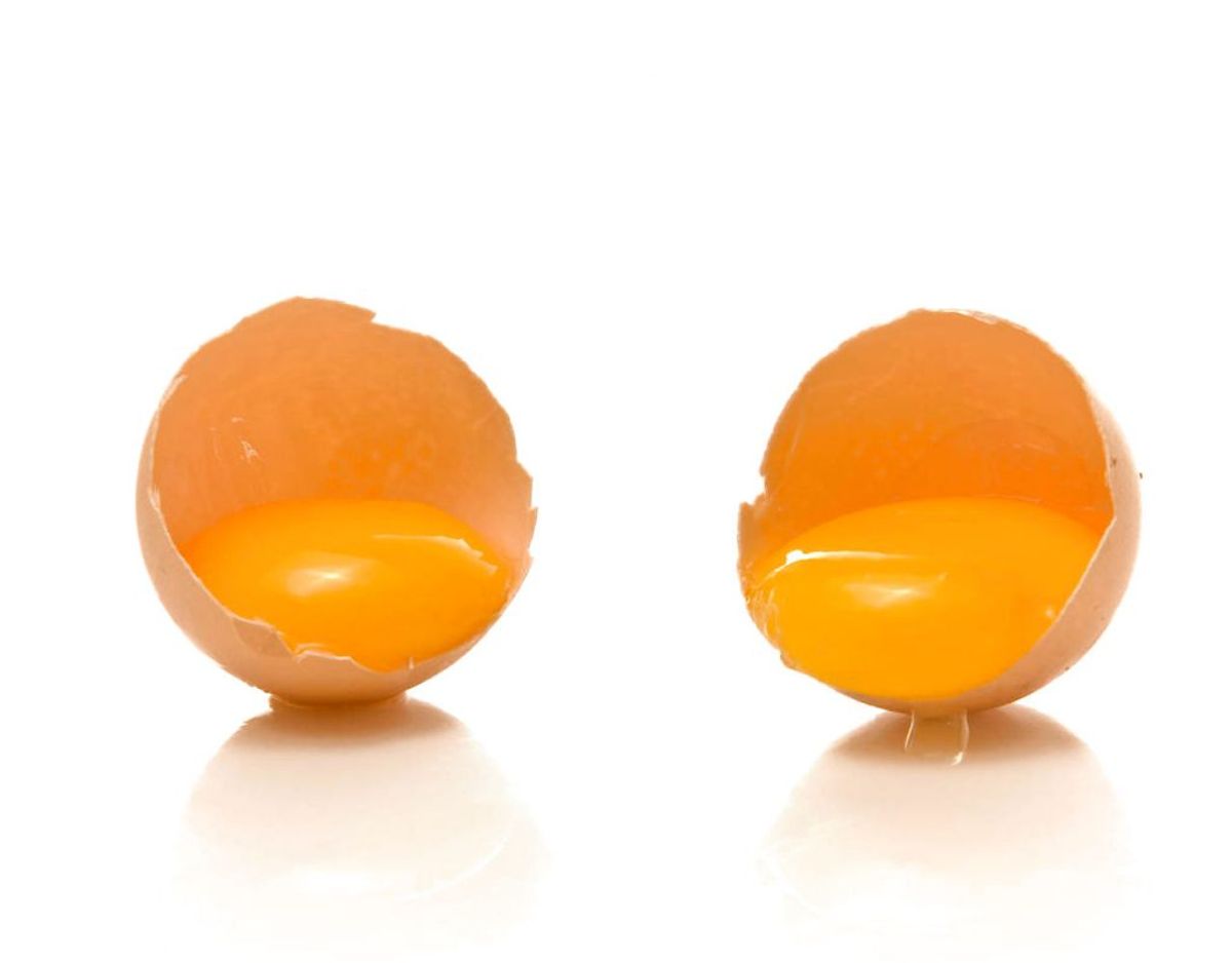 Drop æggeblommen, hvis det handler om at få protein og undgå fedt: Det passer ikke. Faktisk indeholde æggeblommer mere protein end æggehviderne. De er desuden fyldt med næringsstoffer. Så spis hele ægget. Kilde: Expressen/Mit Kök. Klik videre for flere oplysninger. Foto: Scanpix.