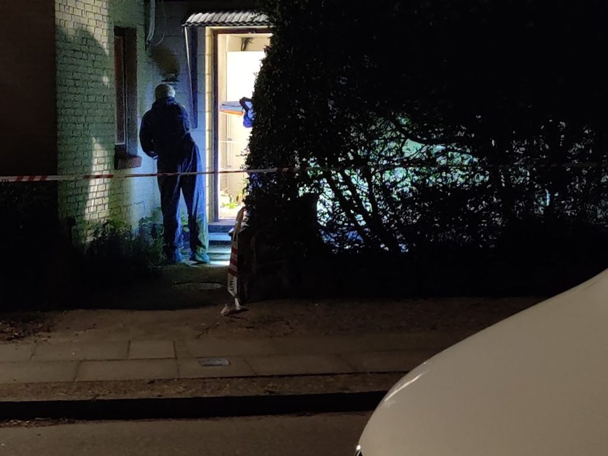 Politiet har både aften og nat været til stede på en adresse i Nakskov. Foto: Presse-fotos.dk