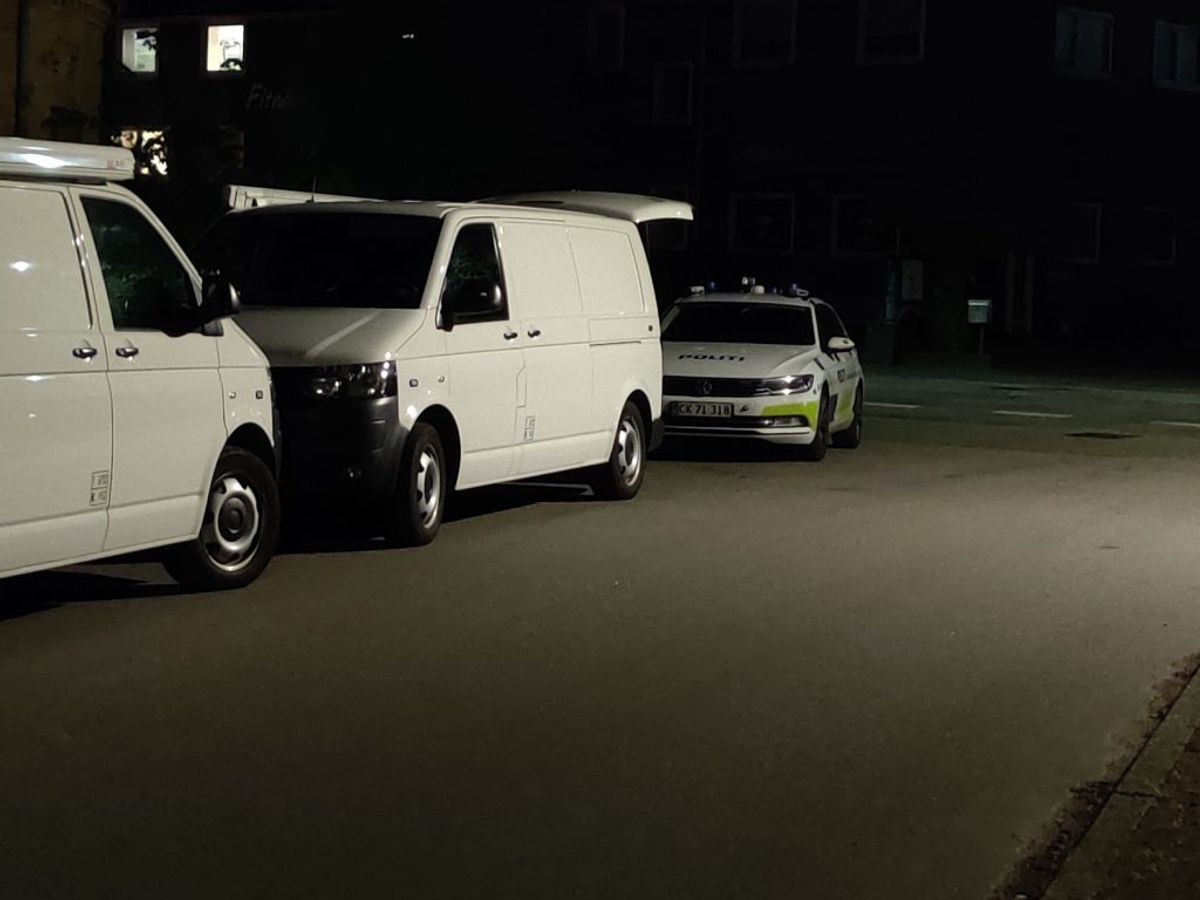 Politiet har både aften og nat været til stede på en adresse i Nakskov. Foto: Presse-fotos.dk