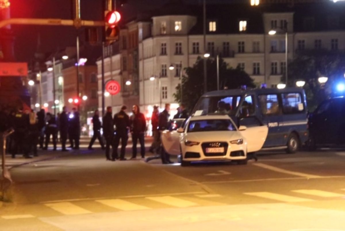 Politiet fik standset en bil med en mistænkt i, der kørte på Dronning Louises Bro i København. Det viste sig, at vedkommende ikke havde noget med knivstikkeriet at gøre. Foto: Presse-fotos.dk