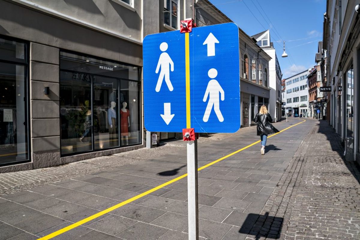 Forebyg dråbesmitte – hold afstand. Forebyg dråbesmitte – hold afstand. Kilde: Sundhedsstyrelsen. (Foto: Henning Bagger/Ritzau Scanpix)