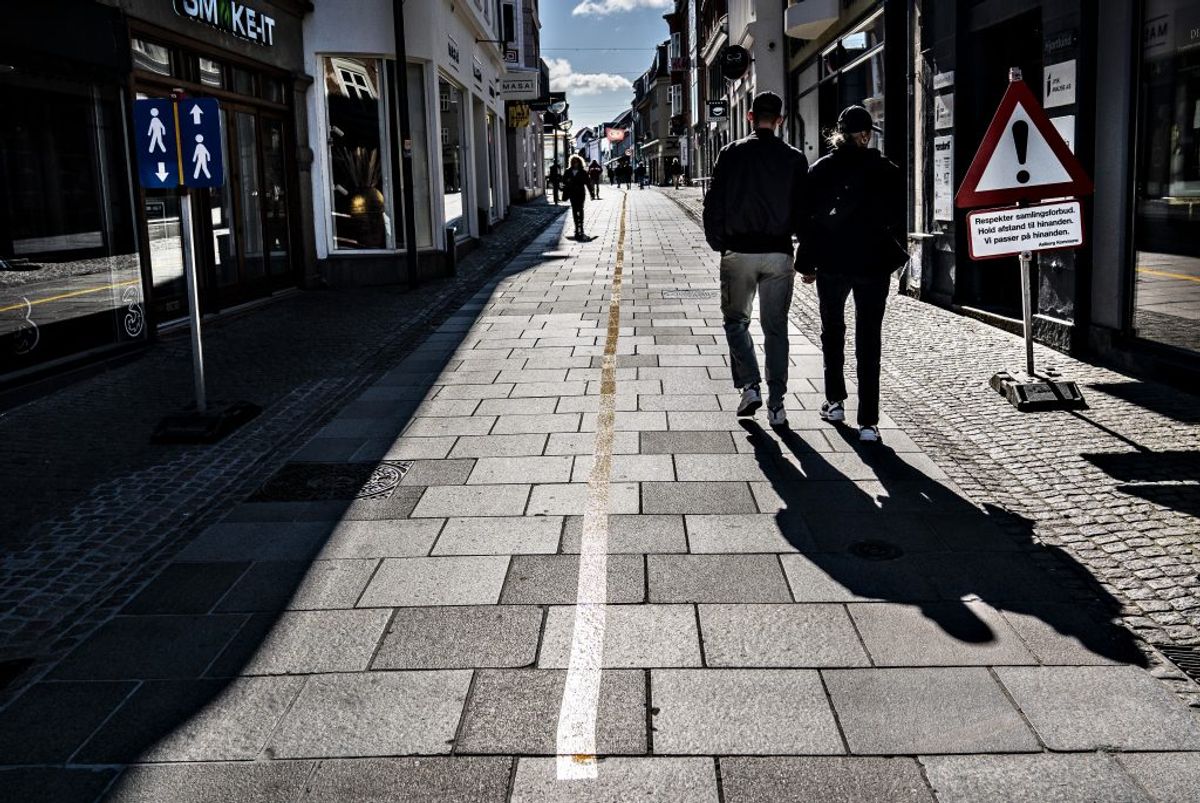 Bed andre om at tage hensyn ved at holde afstand. Kilde: Sundhedsstyrelsen. (Foto: Henning Bagger/Ritzau Scanpix)