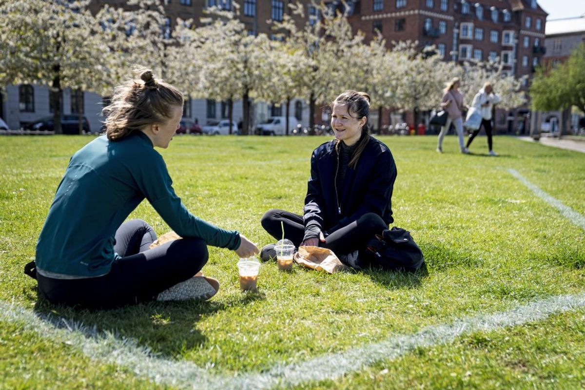 Undgå særligt længerevarende ansigt-til-ansigt kontakt. Kilde: Sundhedsstyrelsen. (Foto: Ida Guldbæk Arentsen/Scanpix 2020)