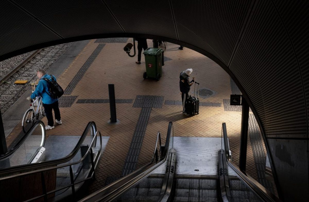 Undgå steder med mange mennesker, fx offentlige transportmidler i myldretiden. Lav dine indkøb når eller hvor, der er færrest i butikkerne. Kilde: Sundhedsstyrelsen. (Foto: Liselotte Sabroe/Ritzau Scanpix)