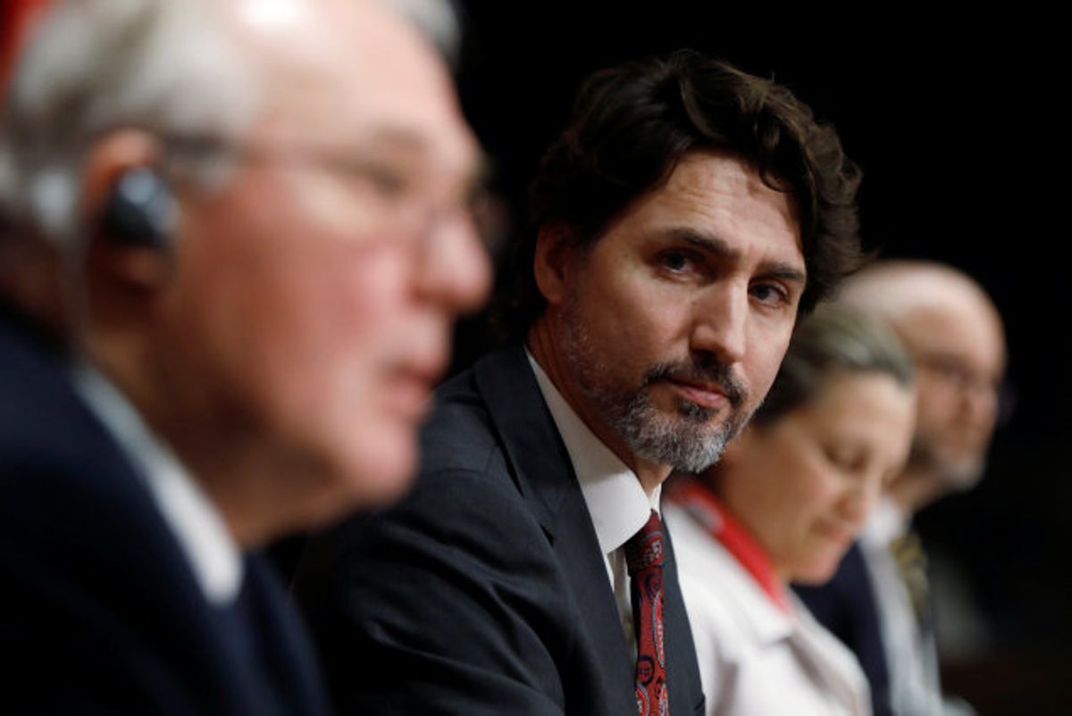 Canada forbyder med øjeblikkelig virkning et forbud mod en lang række militærlignende våbentyper. Det meddeler premierminister Justin Trudeau (nummer to fra venstre) på et pressemøde fredag. Foto: Blair Gable/Reuters