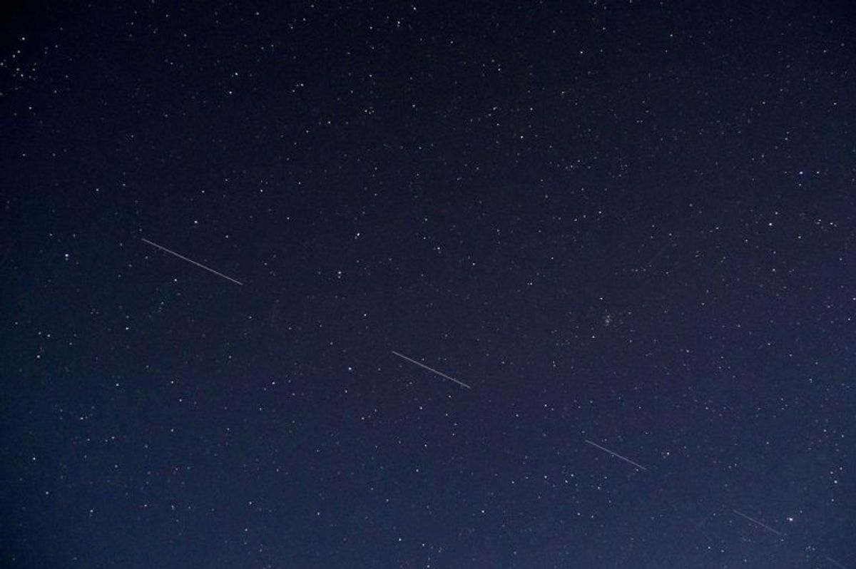 Når Tesla-skaberen Elon Musk spytter satellitter ud i rummet, sker det i klynger af omkring 60 ad gangen, der ligger på række som lysende prikker. Med tiden fordeler de sig. (Foto: Mads Claus Rasmussen/Scanpix)