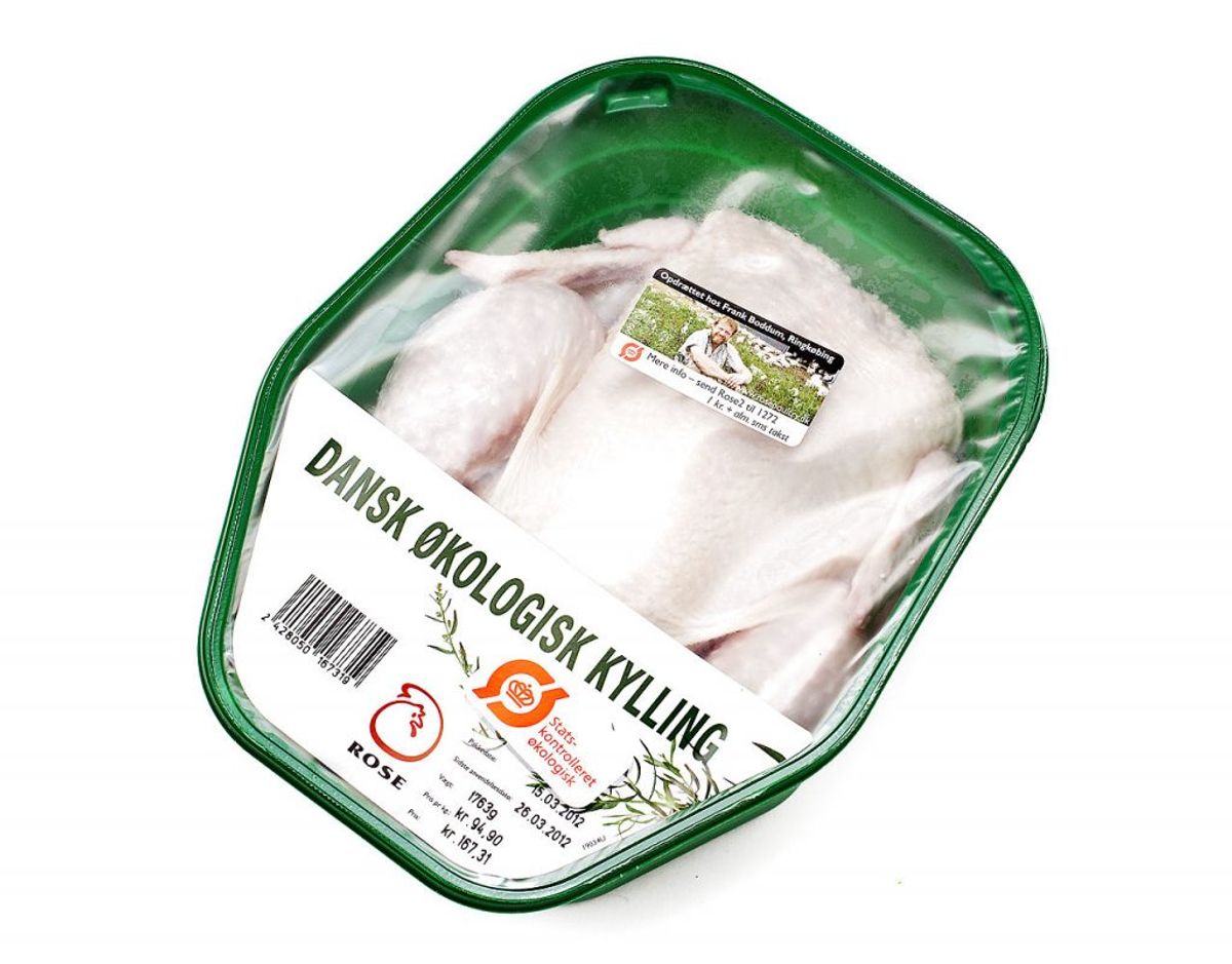 Økologiske kyllinger har det danske røde økologimærke eller et grønt økologimærke, der er EU’s. Økologiske kyllinger får foder baseret på økologiske råvarer. Foto: Scanpix.