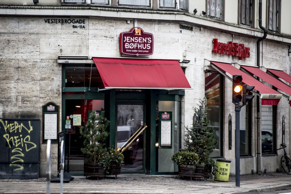 Jensens Bøfhus har som andre restauranter haft lukket for gæster, siden regeringen lukkede dele af samfundet ned. Nu griber restaurantkæden til fyring af 250 medarbejdere. Det er ifølge virksomheden begrundet med, at man ikke kan opnå lønkompensation, som regeringen ellers har stillet virksomheder i udsigt. (Arkivfoto). Foto: Mads Claus Rasmussen/Scanpix