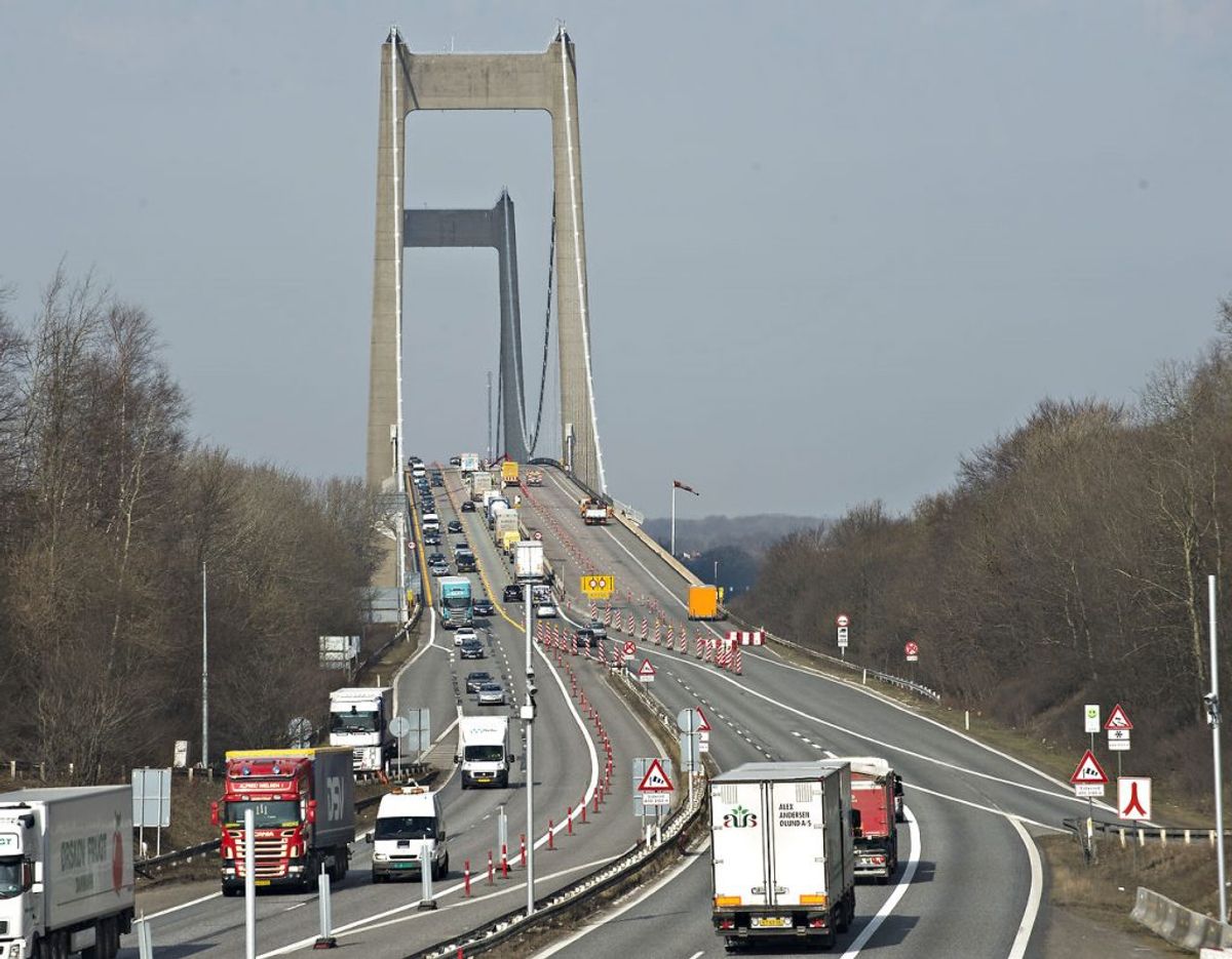 Betjenten lavede en hastighedsmåling, som viste 183 km/t i en 110 km/t zone. Men det er ikke det hele… Miseren fortsatte over broen. Arkivfoto: Scanpix