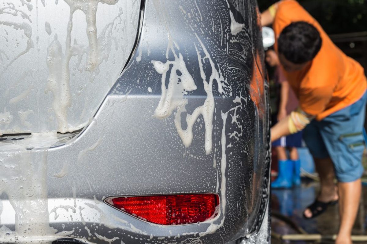 Afsæt en time til at vaske bilen ved håndkraft 2-4 gange om året. Klik videre i galleriet for flere gode råd. Foto: Colourbox.