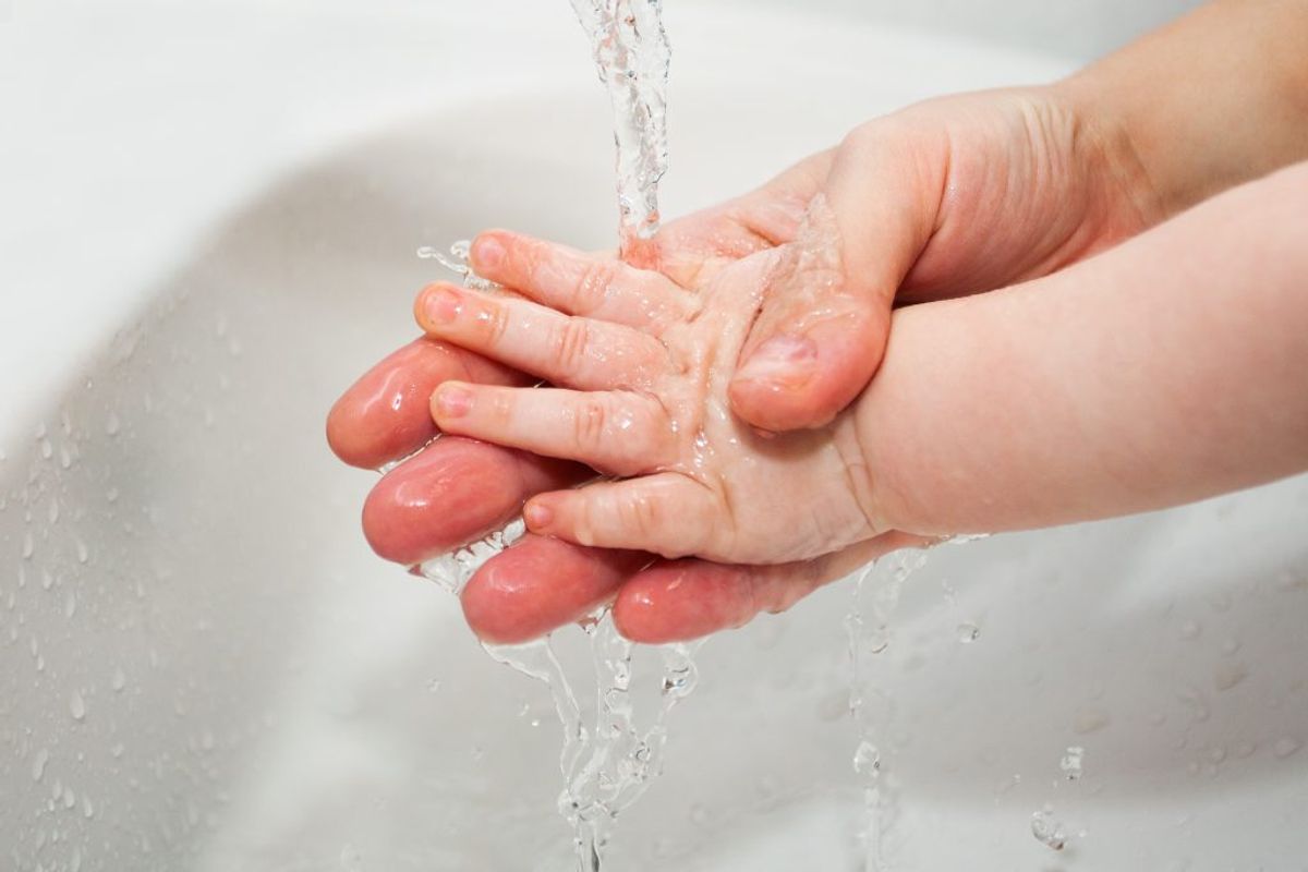 Statens Serum Institut anbefaler faktisk,, at du bruger lunkent vand, for det øger sandsynligheden for, at du vasker hænder længe nok til, at du kommer af med skidt og bakterier, uden at du skader dine hænder. De fleste bakterier dør ved 70 grader varmt vand, men det kan du ikke håndtere ret længe. Omvendt kan vandet også bliver så koldt, at det er ubehageligt. Foto: Scanpix