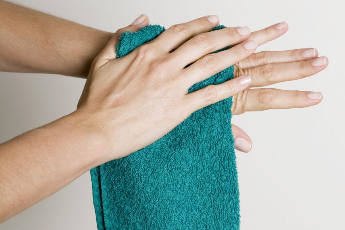 Når hænderne er skyllet fri for sæbe, er det vigtigt at tørre dem helt fri for vand i et tørt håndklæde. Fugtige hænder er en fremragende grobund for bakterier. Foto: Scanpix