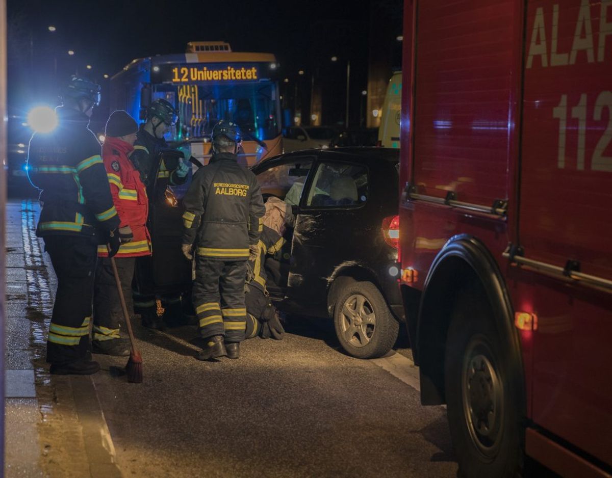 Uheldet skete, da to biler stødte frontalt sammen. Foto: Rasmus Skaftved. KLIK for mere.