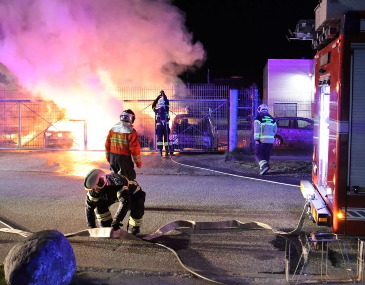 Tre biler ved et autoværksted på Amager brød tirsdag morgen i brand. Københavns Politi kender endnu ikke brandårsagen. Foto: Presse-fotos.dk