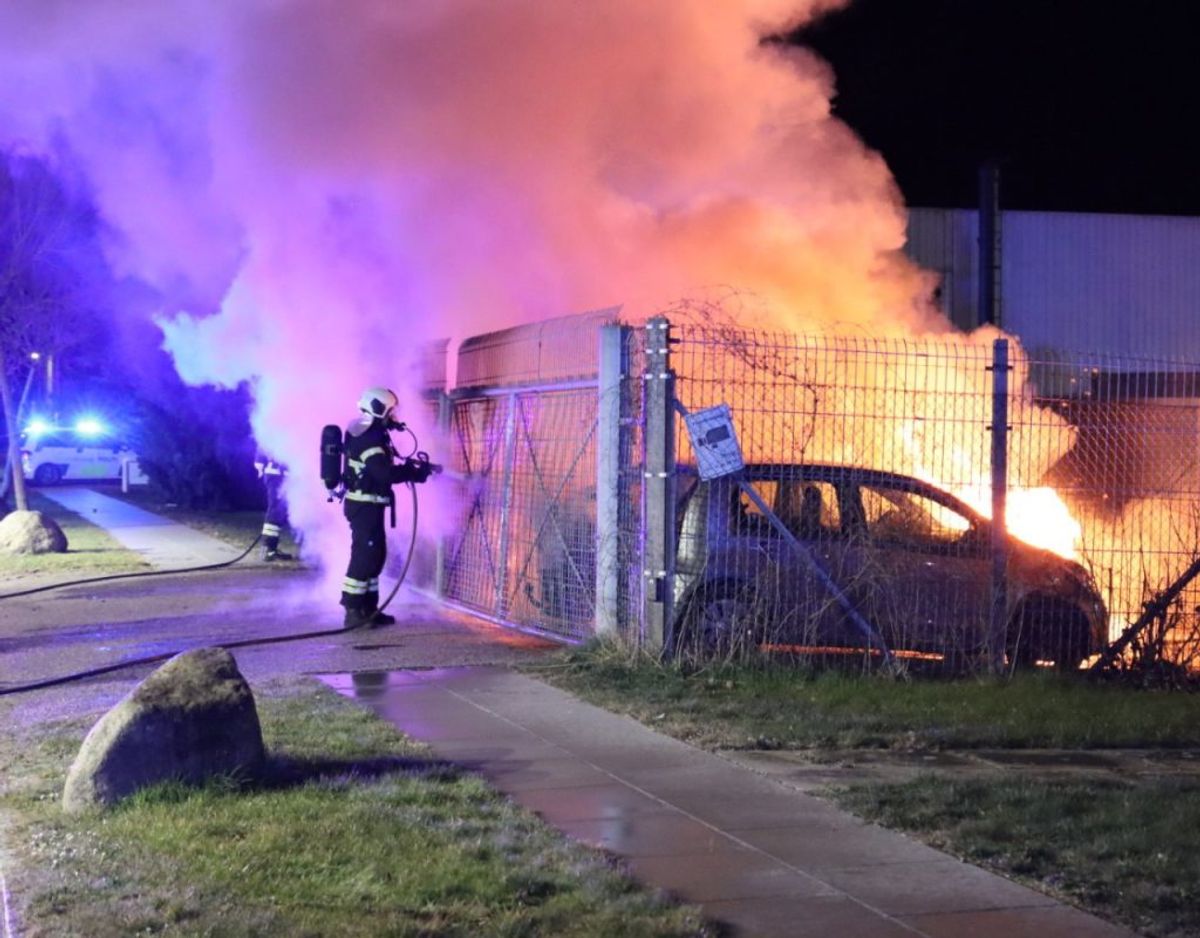 Tre biler ved et autoværksted på Amager brød tirsdag morgen i brand. Københavns Politi kender endnu ikke brandårsagen. KLIK VIDERE OG SE FLERE BILLEDER Foto: Presse-fotos.dk