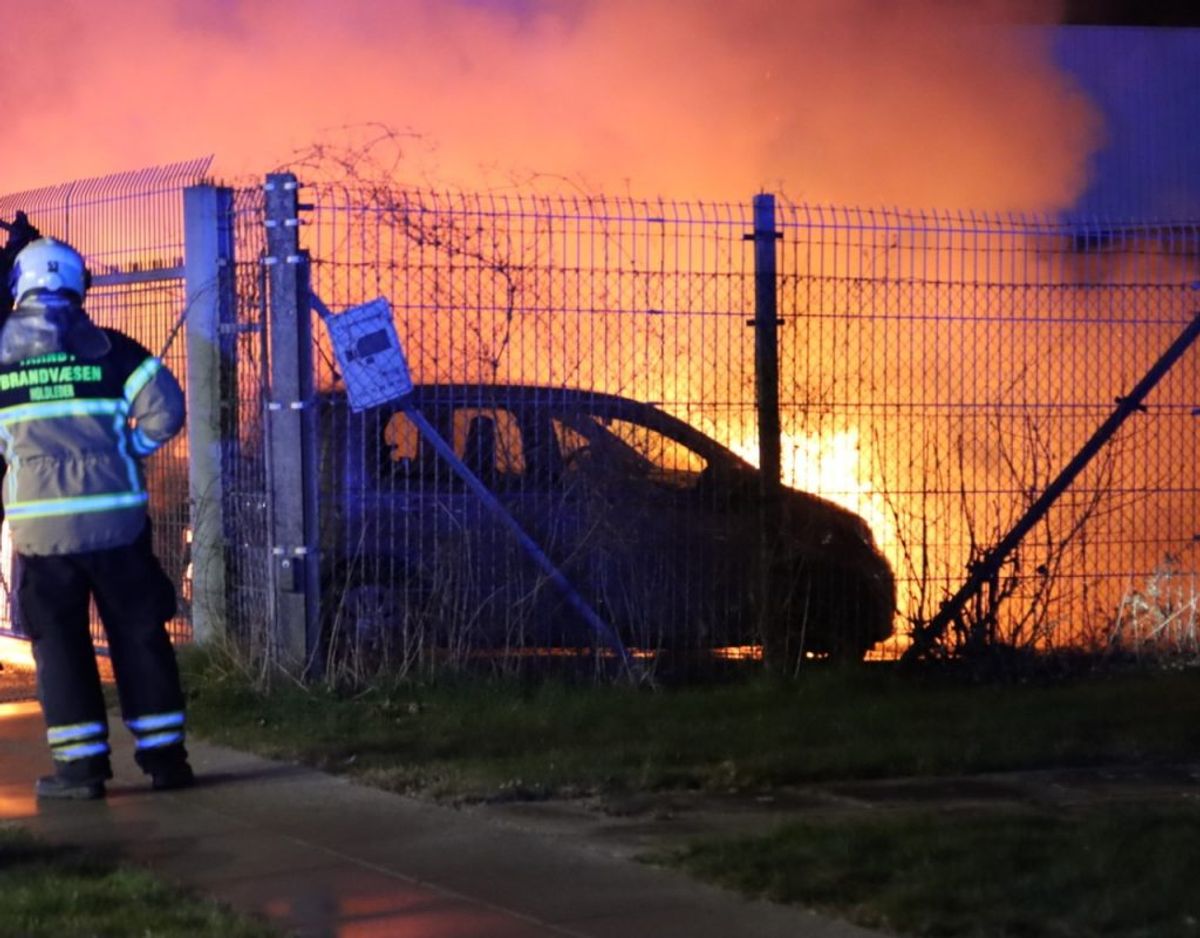 Tre biler ved et autoværksted på Amager brød tirsdag morgen i brand. Københavns Politi kender endnu ikke brandårsagen. Foto: Presse-fotos.dk