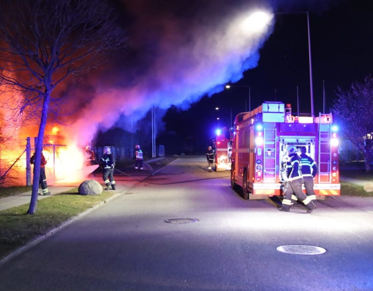 Tre biler ved et autoværksted på Amager brød tirsdag morgen i brand. Københavns Politi kender endnu ikke brandårsagen. Foto: Presse-fotos.dk
