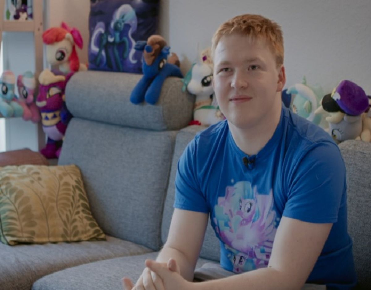 Martin Schandorph Jensen er 25 år gammel. Og er ivrig samler af My Little Pony. KLIK og se billeder af den vilde samling. Foto: DBA Guide.