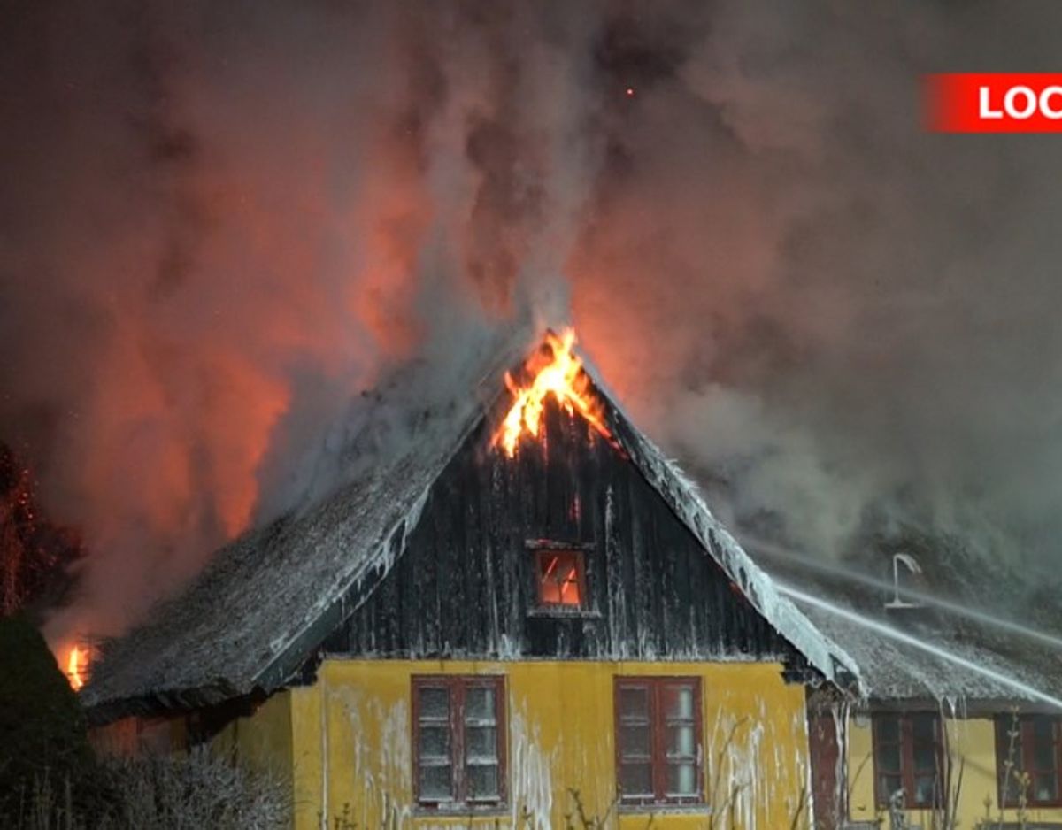 Beboerne i sommerhuset anmeldte branden klokken 21.16 og nåede selv ud af huset. Foto: Local Eyes