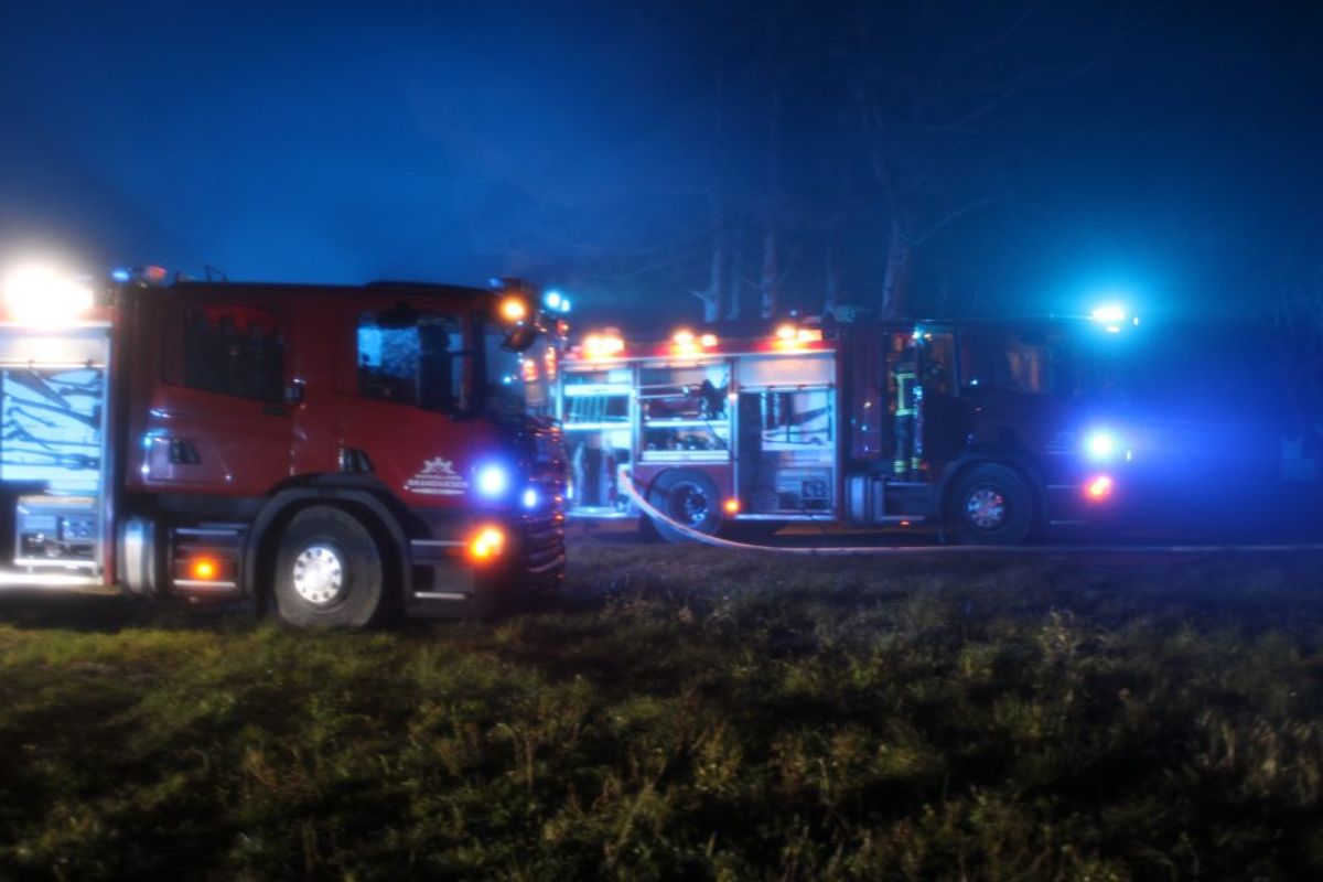 En lade udbrændte natten til søndag. Årsagen skal nu efterforskes. KLIK for flere billeder. Foto: Presse-fotos.dk.