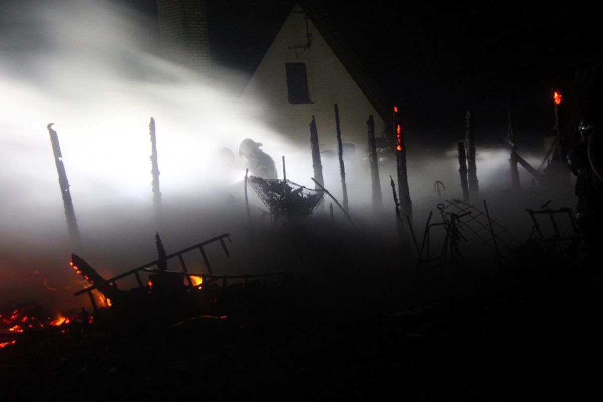 En lade udbrændte natten til søndag. Årsagen skal nu efterforskes. KLIK for flere billeder. Foto: Presse-fotos.dk.