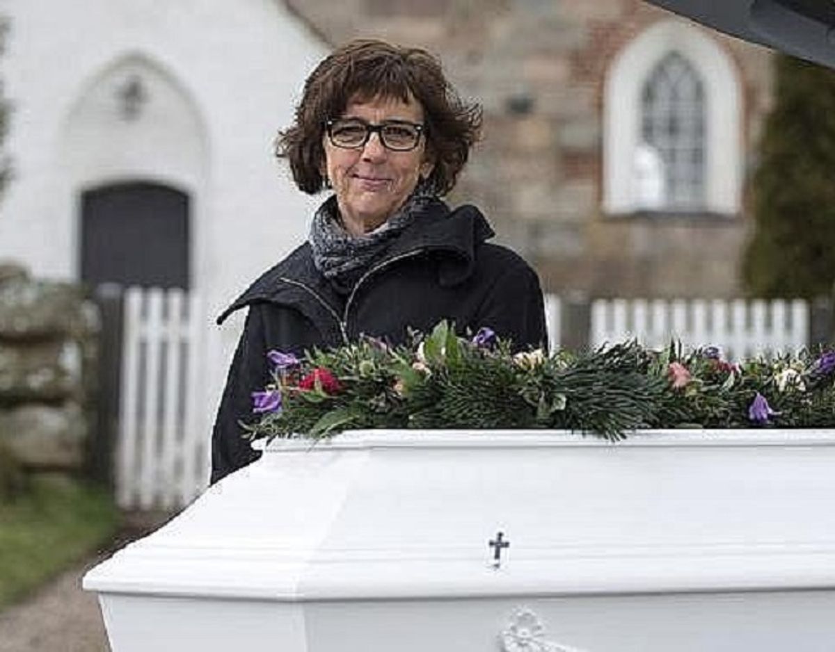 Bedemand Henriette Plougmann vil fremover tilbyde pårørende at livestreame fra begravelser og bisættelser. Foto: Henrik Bjerre/TV2 Østjylland.