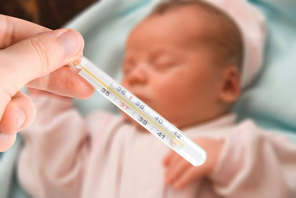 Feber, der varer op til 14 dage, kan komme af tyfus, dengue feber og malaria. Sygdomme man bliver ramt af på udlandsrejser.Kilde: Sundhed.dk.