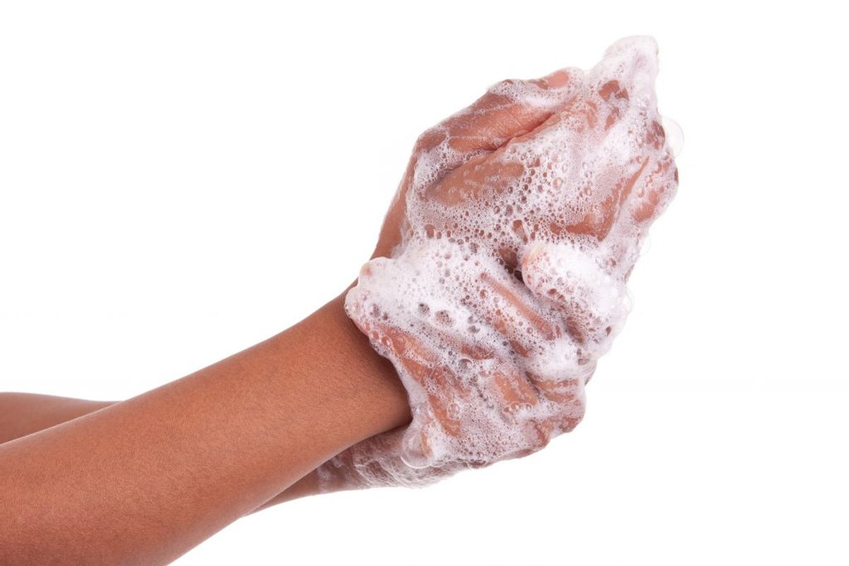 Når du vasker hænder skal du bruge sæbe – det fjerner ikke bakterierne, men det fjerner den fedthinde, som er på huden, så du kan komme ’ind’ til bakterierne. For at blive bakterierne kvit er det mest effektive håndsprit. Ved du, om vandet skal være koldt eller varmt, når du vasker hænder? Få svaret på næste billede. Foto: Scanpix