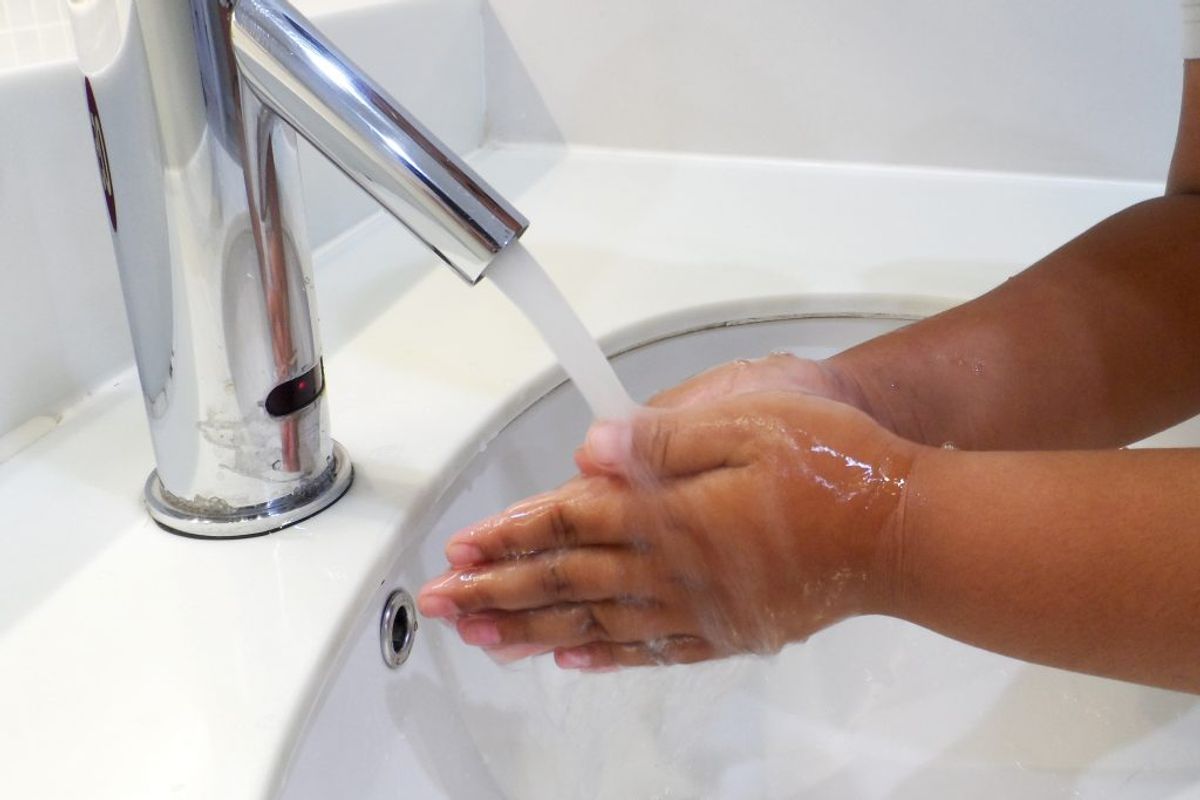 En god håndvask tager omkring et minut – og du skal skrubbe alle steder. Foto: Scanpix