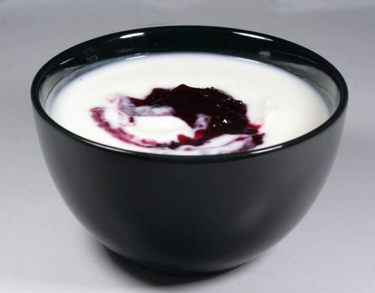 I en del yoghurt findes der levende cultura, som er sundt for dit immunforsvar, der kan hjælpe med at bekæmpe sygdomme. Foto: Scanpix/ genre