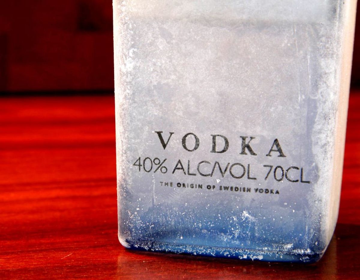 Shamanens mirakel eliksir indeholder en sjat vodka og dertil forskellige olier. Klik videre for flere billeder. Foto: Scanpix.