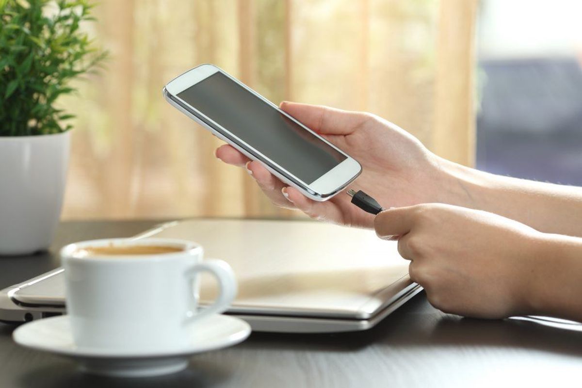 Du lader for længe på batteriet. Når batteriet i din smartphone når 100 procent strøm, skal du tage den ud af stikket hurtigst muligt. Det slider nemlig meget på batteriet at blive i stikkontakten, når det er fuldt opladet. Kilde: Reader’s Digest. Arkivfoto.