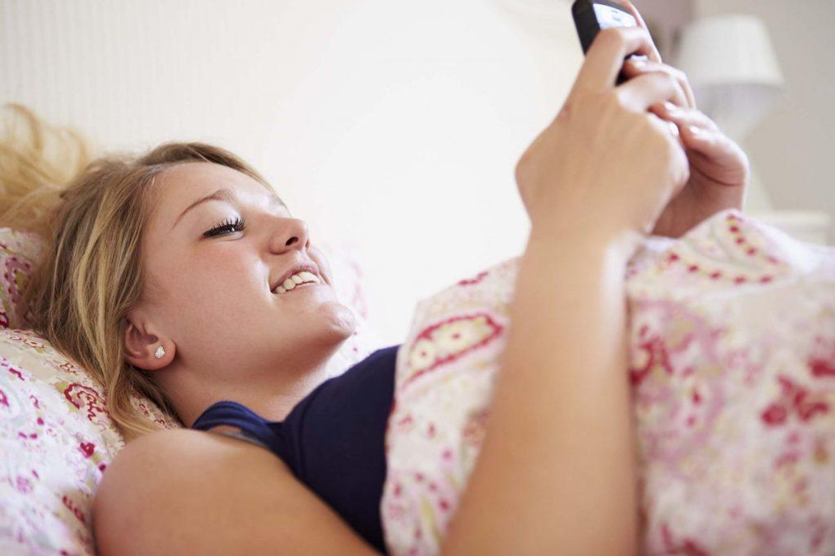 Mange sover formentlig med deres smartphone under hovedpuden – men det er en rigtig dårlig idé. Telefonen kan nemlig ikke komme ordentligt af med varmen under en tyk hovedpude. Kilde: Reader’s Digest. Arkivfoto.