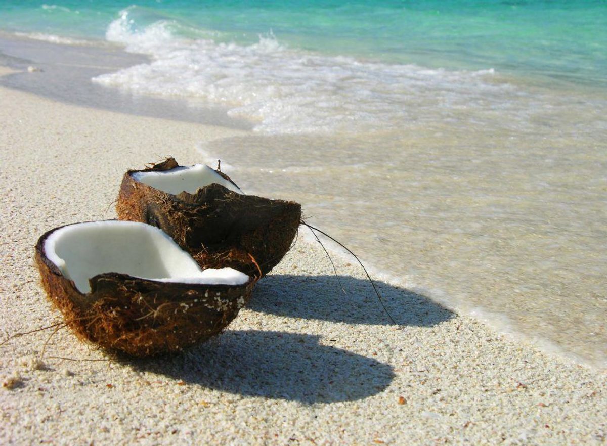 Du tager din smartphone med på stranden. Sol, blæst, sand og vand er en dårlig cocktail for din smartphone, så det er en god idé at lade den blive hjemme, hvis du skal på stranden. Kilde: Reader’s Digest. Arkivfoto.