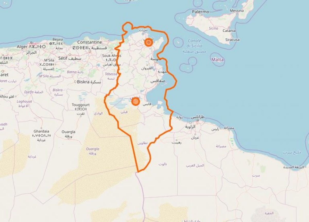 Tunesien: “Der er undtagelsestilstand i Tunesien pga. risiko for terror. Vi fraråder alle rejser til den sydligste og sydøstligste del af Tunesien i grænseområderne mod Algeriet og Libyen og til nationalparkerne Jebel Chaambi, Jebel Salloum, Jebel Sammamma og Jebel Mghila. I syd gælder dette området syd for El Borma og mod øst inklusiv Ben Guerdane.” Foto: Openstreetmaps-bidragsydere (C)