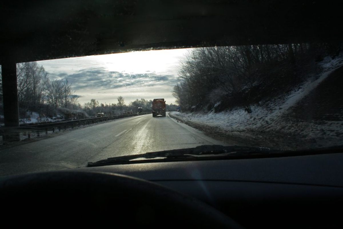 – FRYSENDE VÅDE VEJE: Opstår når vejen er våd, og der er frostvejr. Det kaldes også for sort is og er farligt, fordi man som trafikant ikke rigtig kan se, at der er glat.