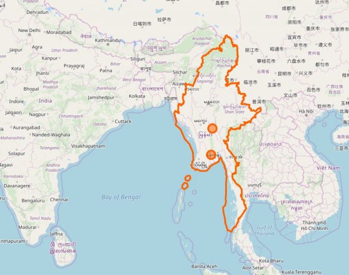 Myanmar: “Alle ikke-nødvendige rejser til delstaten Kachin og det nordlige Shan frarådes på grund af risiko for generelle uroligheder og væbnet konflikt. Det samme gælder Paletwa township i den sydlige del af Chin-staten.
I disse områder er der ofte voldelige sammenstød mellem væbnede grupper og mellem disse og lokale sikkerhedsmyndigheder og/eller generel uro og spændinger.
Du kan risikere at blive fanget i en krydsild, i vejspærringer eller du kan på anden måde blive ufrivilligt inddraget. Du bør have helt særlige grunde til at besøge områderne. Også til den øvrige del af Rakhine, bortset fra turistområdet i Ngapali beach. ” Foto: Openstreetmaps-bidragsydere (C)