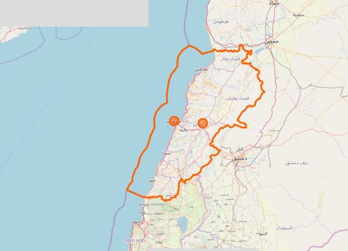 Libanon: “Vi fraråder alle rejser til følgende områder pga. risikoen for voldelige sammenstød og kidnapninger. Der er en meget høj sikkerhedsrisiko forbundet med rejser til disse områder. Hvis du vælger at rejse til disse områder, bør du forhånd søge professionel rådgivning:
Grænseområderne til Syrien og til den såkaldte “blå linje” til Golan-området i en afstand af fem kilometer fra grænsen.
Beka’a-dalen øst for Baalbek-Qaa hovedvejen (hovedvejen omfattet) og Beka’a-dalen nord for Ras Baalbek. 
Ain al-Helweh flygtningelejren i Saida.” Foto: Openstreetmaps-bidragsydere (C)