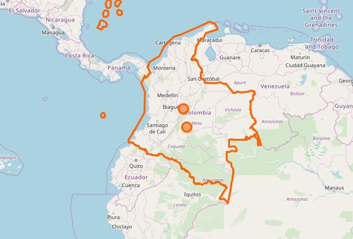 Colombia: “Vi fraråder alle ikke-nødvendige rejser til følgende områder, da risiciene er så alvorlige, at du bør have helt særlige grunde til at besøge dem:
Provinserne Arauca, Caquetá, Guaviare, Guainía, Vichada, Norte de Santander, Putumayo (undtagen deres provinshovedstæder).
Cauca provinsen (undtagen provinshovedstaden Popayán og vejen derfra til San Agustín ruinerne i Huila provinsen).
Chocó provinsen (undtagen provinshovedstaden Quibdó, Nuquí, Bahia Solano og Capurganá).
Nariño provinsen (undtagen provinshovedstaden Pasto og Ipiales grænseovergangen til Ecuador).
Meta provinsen (undtagen provinshovedstaden Villavicencio og Caño Cristales).
Landområderne i følgende provinser: Det nordlige Antioquia, det sydlige Cordoba, det sydlige Valle de Cauca og det sydlige Bolivar.
I disse områder sker der ofte voldelige sammenstød mellem ulovlige væbnede grupper, kriminelle narkobander og militæret. Du kan risikere at blive fanget i en krydsild, i vejspærringer, eller du kan på anden måde blive ufrivilligt inddraget.
Vi fraråder alle rejser til grænseområderne til Ecuador, Venezuela og Panama samt byerne Tumaco og Buenaventura. Meget høj sikkerhedsrisiko. Hvis du vælger at rejse, bør du søge professionel rådgivning.” Foto: Openstreetmap-bidragsydere (C)