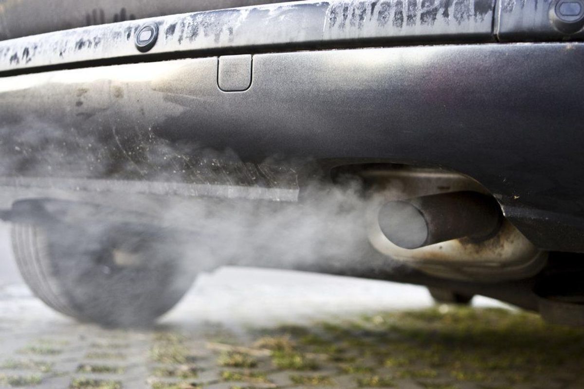 Lader du bilen stå i tomgang, kan det vise sig at blive en rigtig dyr fornøjelse. Klik og se, hvor mange, der gør noget rigtigt dumt. Er du en af dem? Foto: Colourbox
