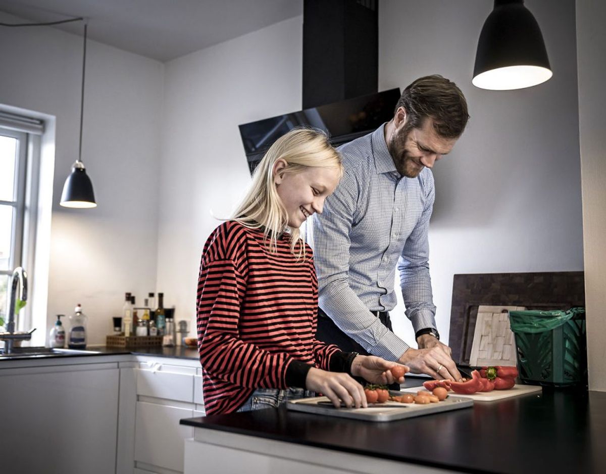 Både før, under og efter du laver mad bør du vaske hænder. Foto: Scanpix
