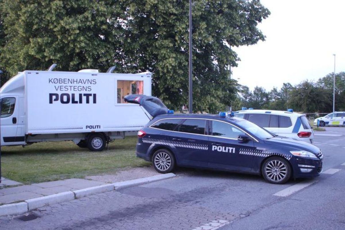 Politiet på gerningsstedet, hvor to mænd blev dræbt af skud. Foto: Presse-fotos.dk.