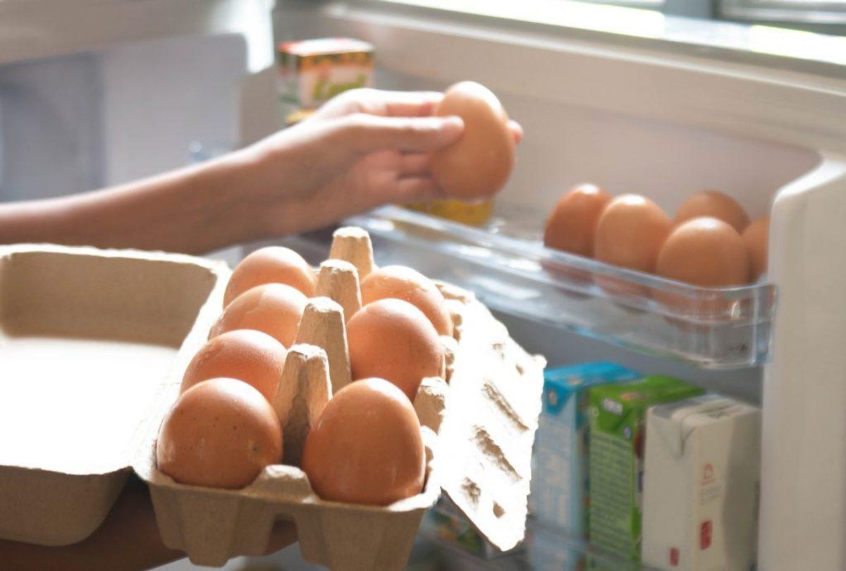 Du bør opbevare æg på køl. Både af hensyn til fødevaresikkerheden og holdbarheden af æggene. Bakterier har meget bedre betingelser for at vokse ved stuetemperatur end ved køleskabstemperatur. Der er meget lille sandsynlighed for salmonella i danske æg, men skulle der være salmonella, vil bakterien ikke vokse ved køleskabstemperatur. Det er et krav, at butikkerne opbevarer æg ved max. 12 grader. Tilsvarende bør forbrugerne opbevare æg på køl. Foto: Scanpix
