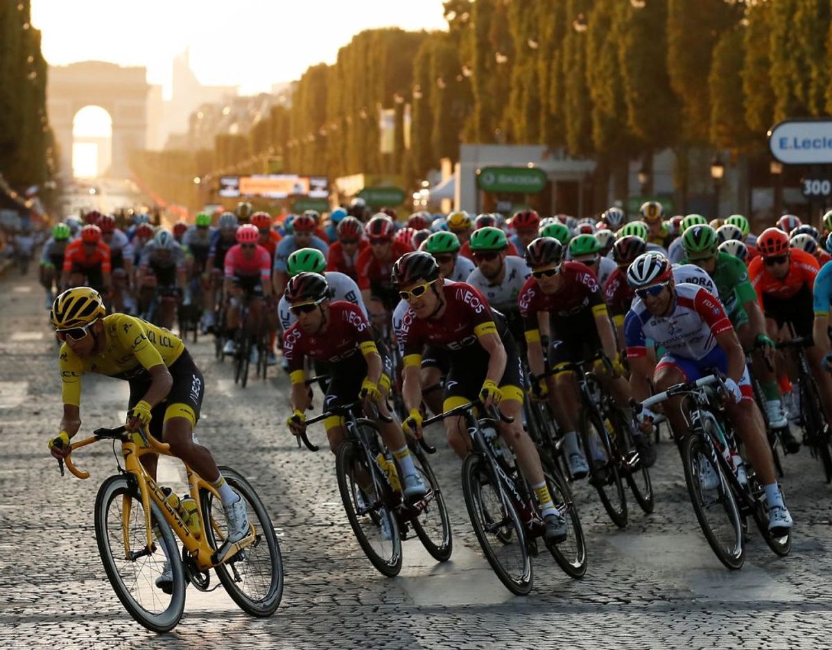 Tour de France 2021 starter for første gang nogen sinde i Danmark men slutter som altid på Champs-Elysees i Paris. På billedet er det Team INEOS-rytteren Egan Bernal, der vandt den gule trøje, som fører feltet an. Foto: Gonzalo Fuentes/Scanpix.